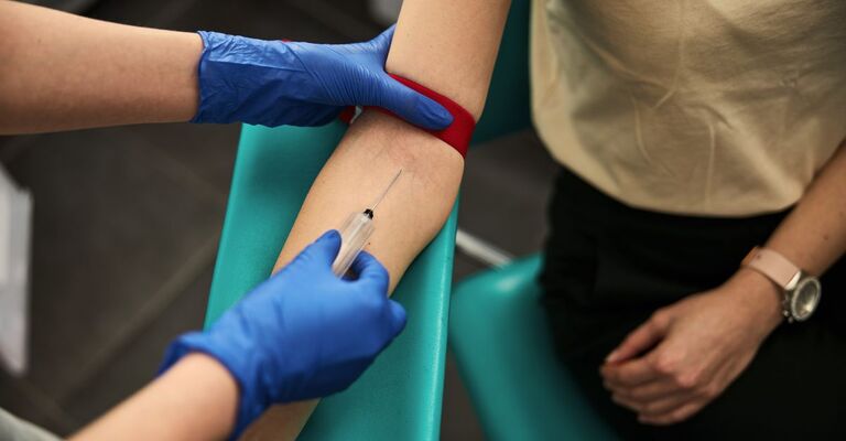 persona-a-cui-prendono-sangue