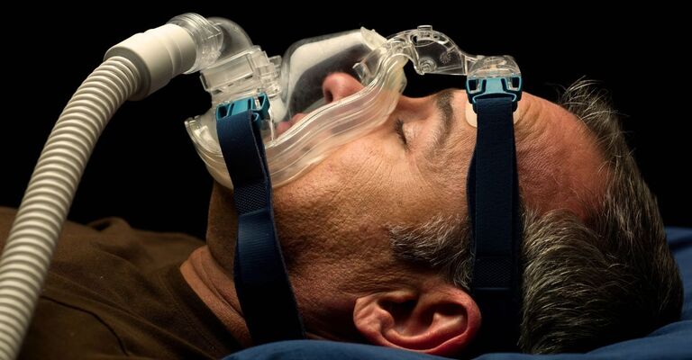 uomo-con-cpap