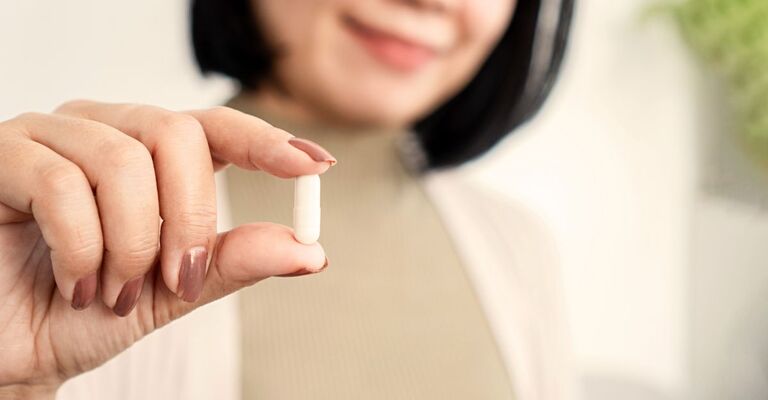 donna-che-tiene-capsula-di-probiotico