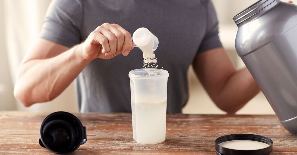 uomo-che-mette-creatina-nel-suo-shaker