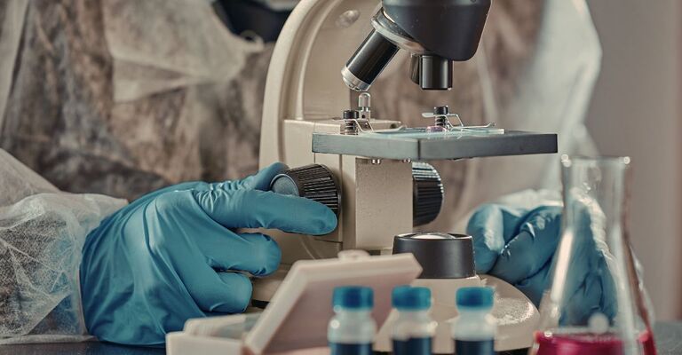 scienziato-in-laboratorio