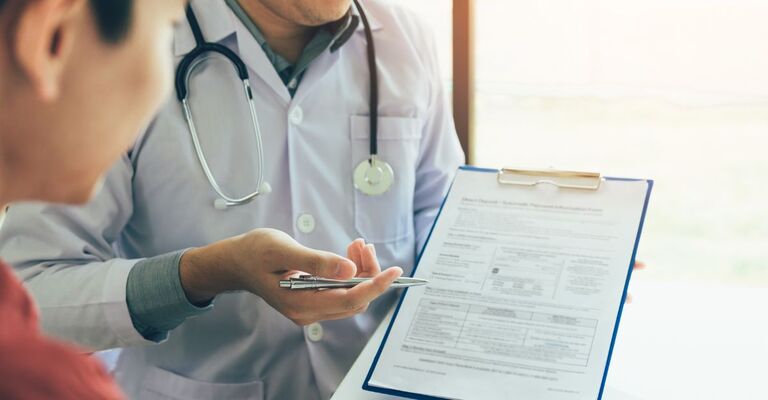 medico mostra certificato a paziente