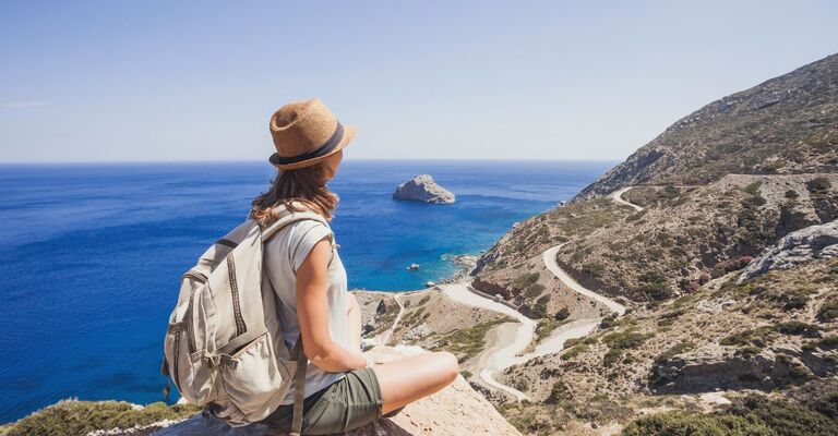 ragazza con cappello e bermuda, guarda di spalle, il mare