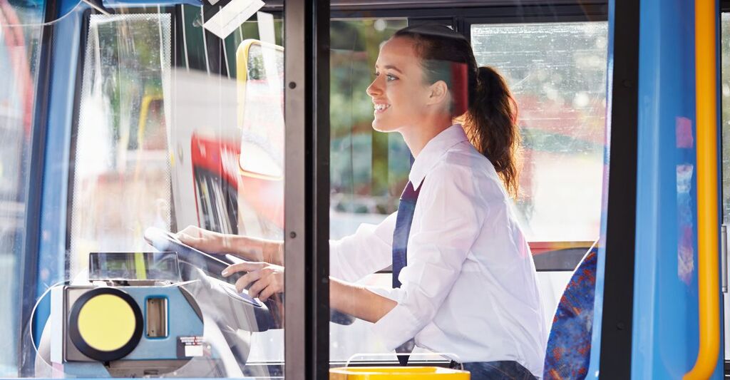 giovane donna guida il bus