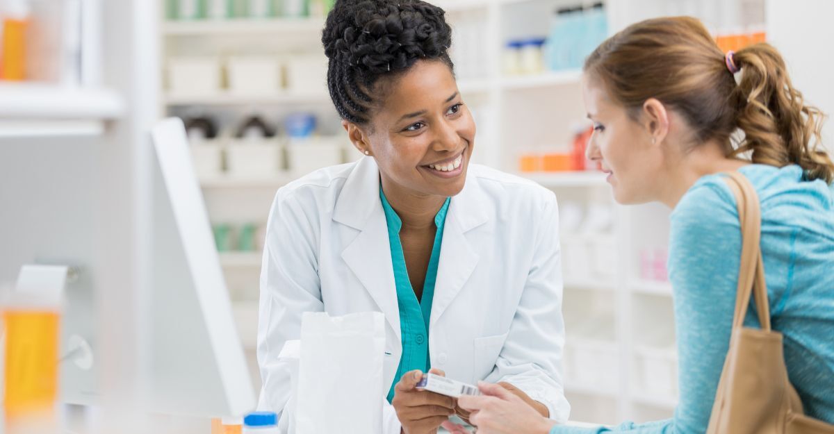 Una farmacista parla con una cliente