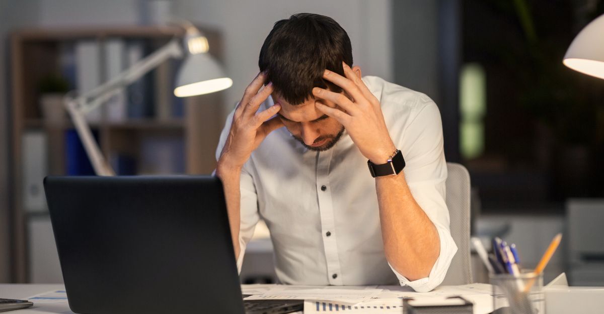 uomo-in-ufficio-stressato