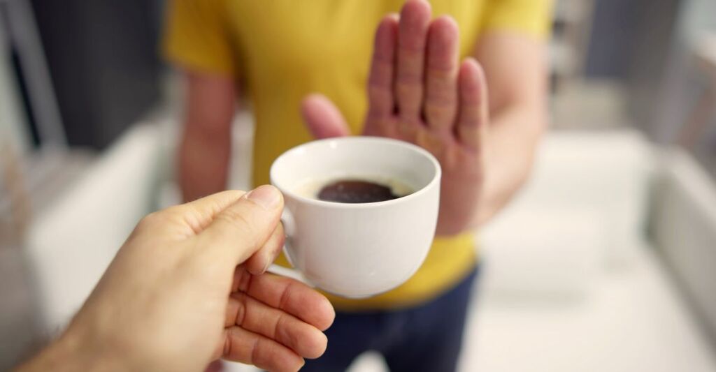 persona-che-rifiuta-tazza-di-caffe