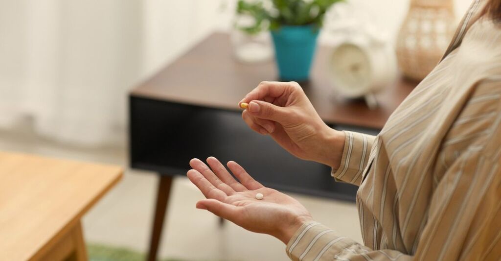 donna-over-60-che-prende-integratori