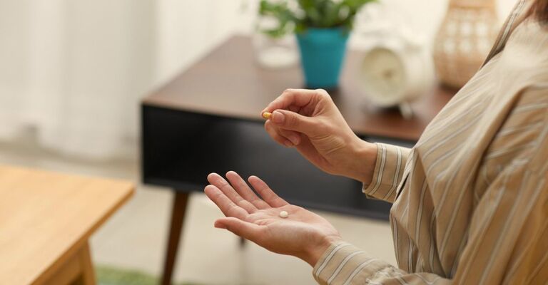 donna-over-60-che-prende-integratori