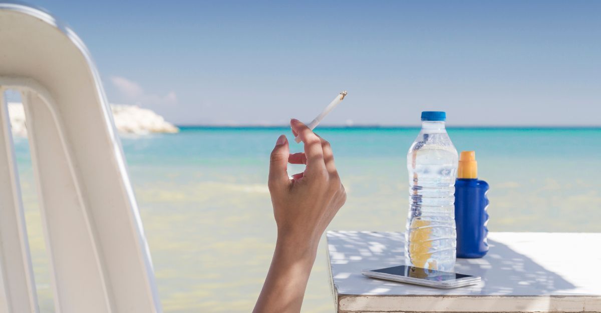 donna fuma sigaretta in spiaggia