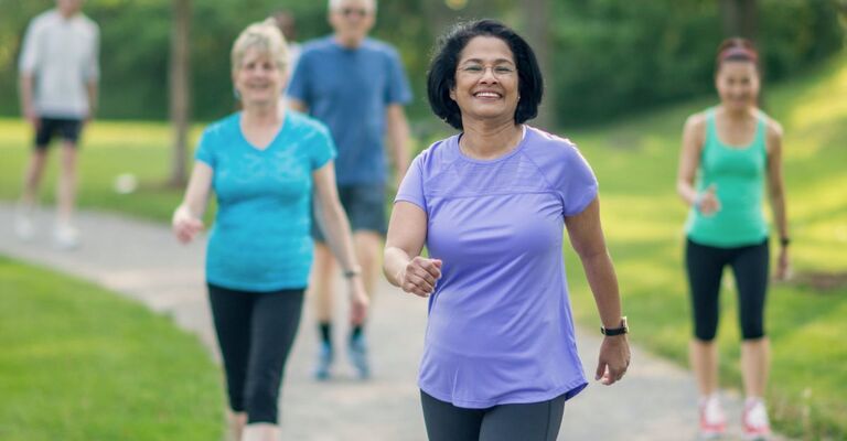 gruppo-di-donne-che-camminano
