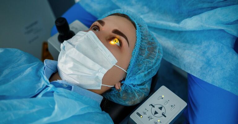 donna-che-fa-laser-agli-occhi