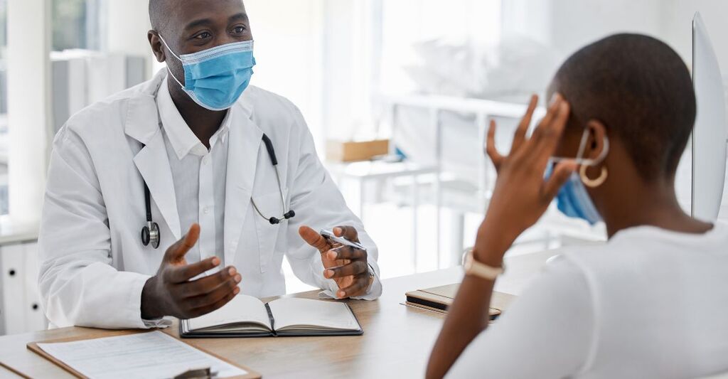 medico con mascherina, parla con paziente con mascherina