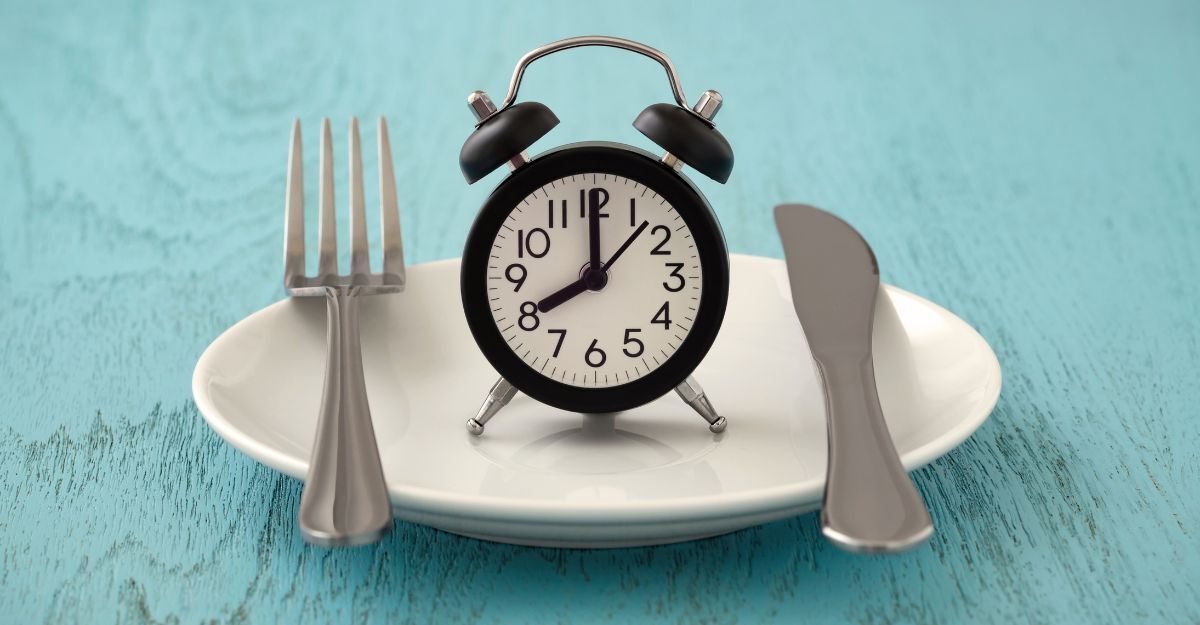 orologio-su-piatto-e-posate