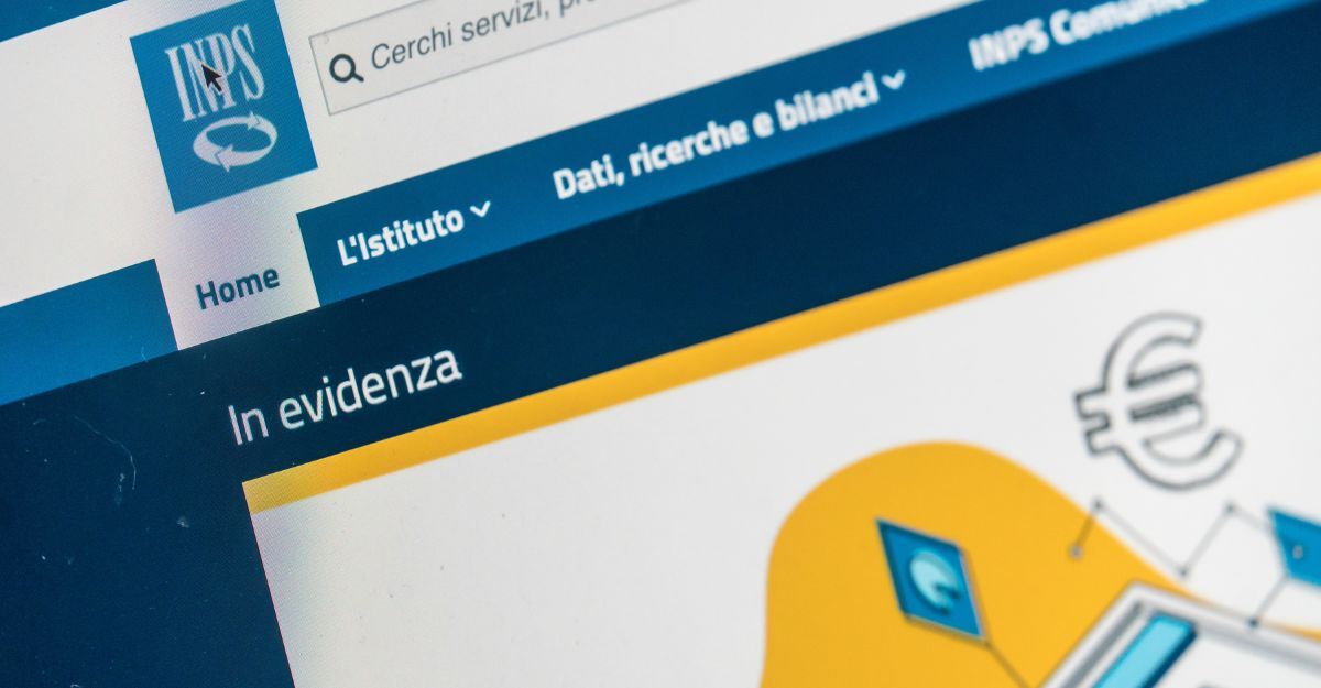 Primo piano di uno schermo che mostra il sito web ufficiale dell'INPS, con il logo in evidenza e la barra di navigazione superiore.