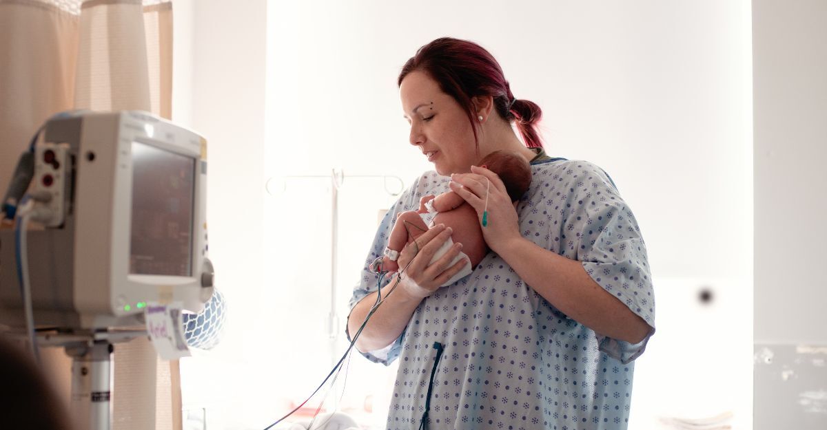 mamma tiene in braccio il suo bambino prematuro