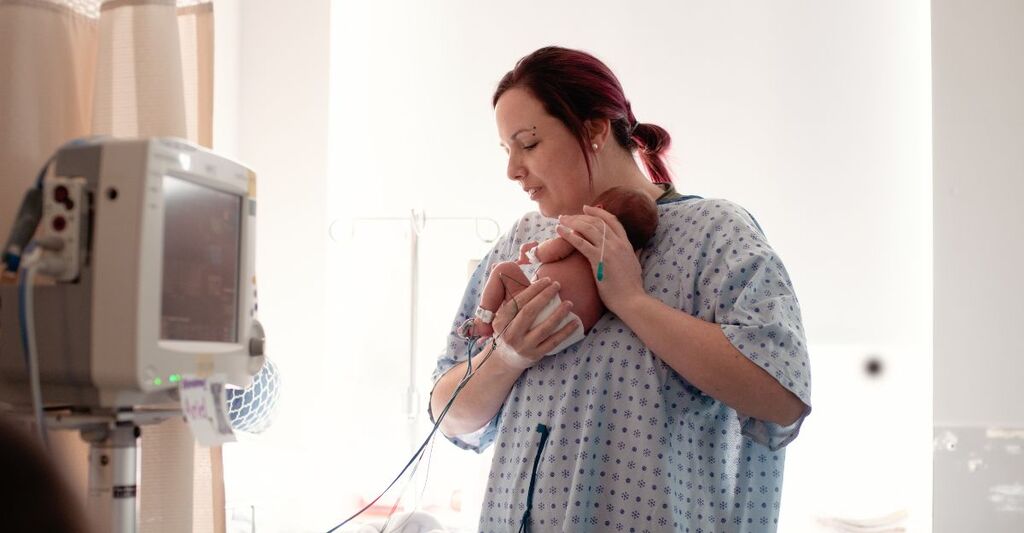 mamma tiene in braccio il suo bambino prematuro