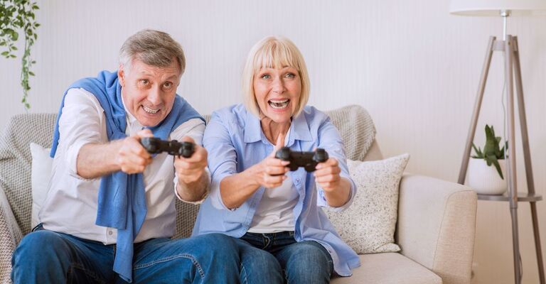 uomo-donna-giocano-a-videogioco