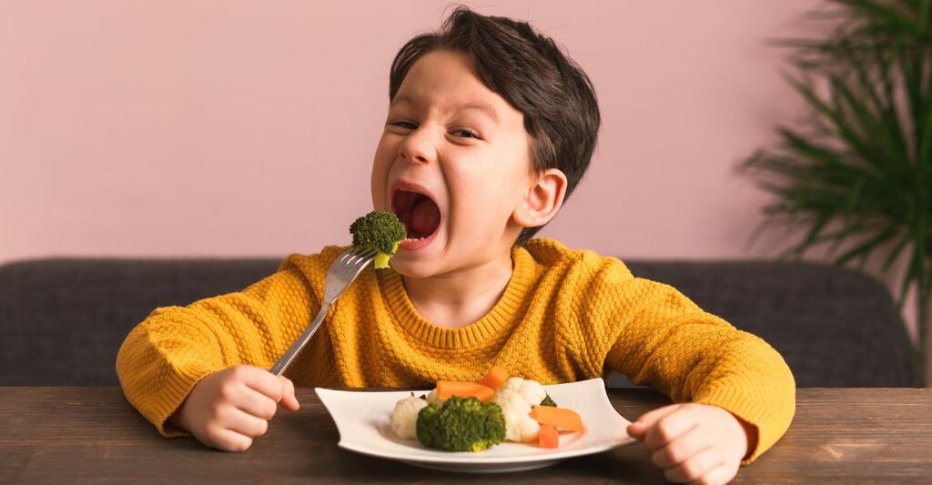 bambino-che-mangia-le-verdure