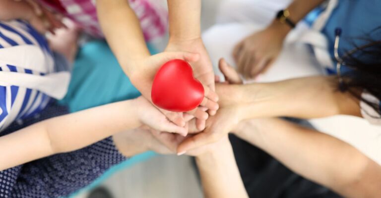 bambini-che-tengono-un-giocattolo-a-forma-di-cuore