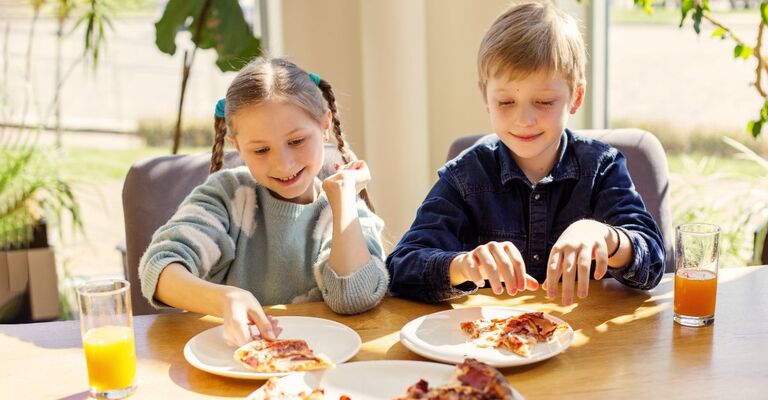 due-bambini-che-mangiano-sereni