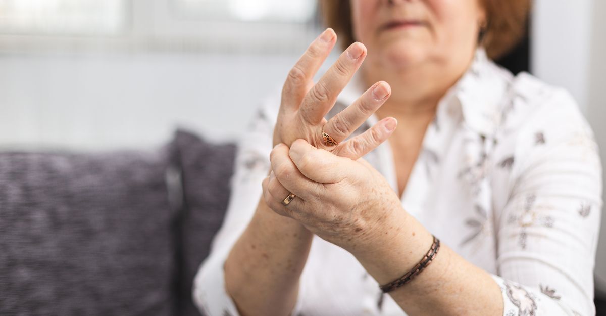 donna affetta da artrite reumatoide si tocca le mani