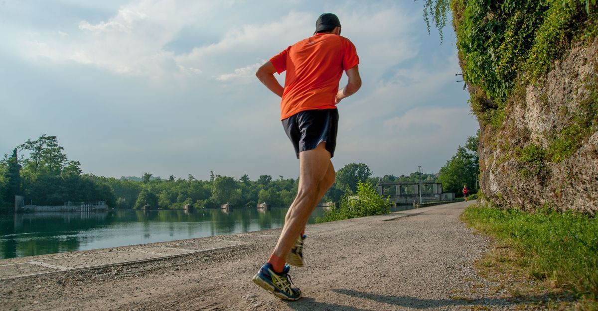 Un ragazzo che corre