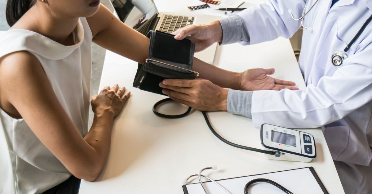 Un medico che prova la pressione ad una paziente