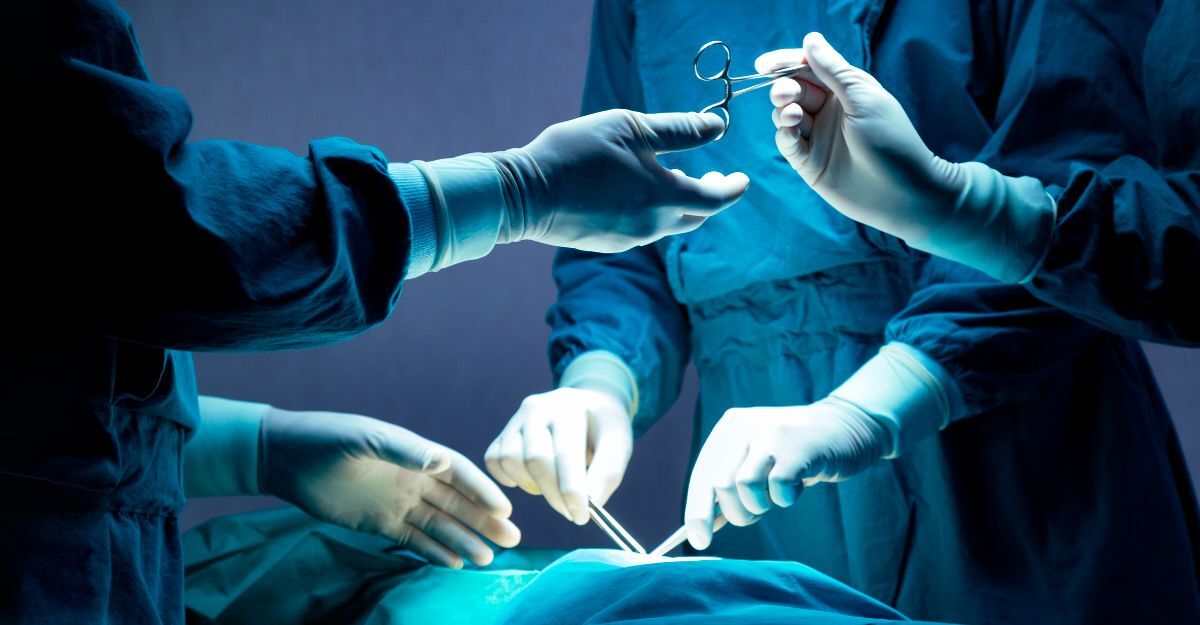 Le mani di chirurghi in una sala operatoria