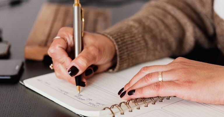 Il primo piano di una mano che scrive