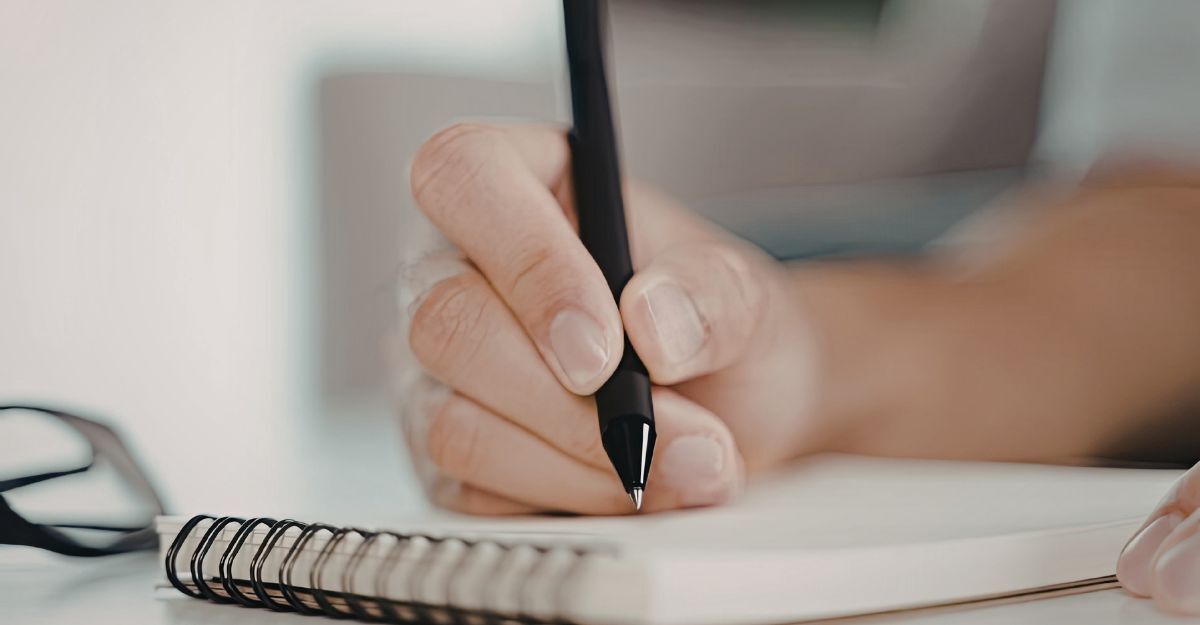 Il primo piano di una mano che scrive