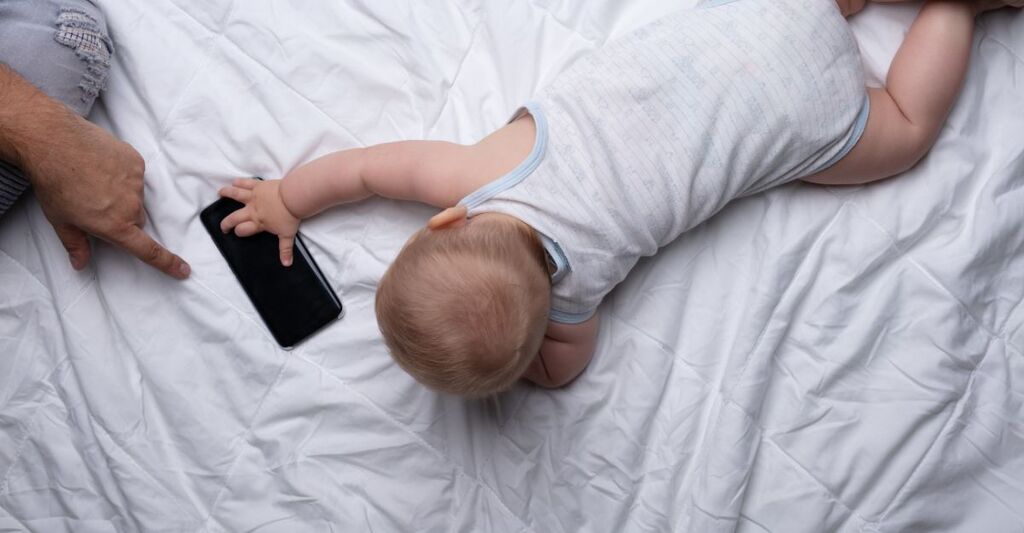 neonato guarda smartphone