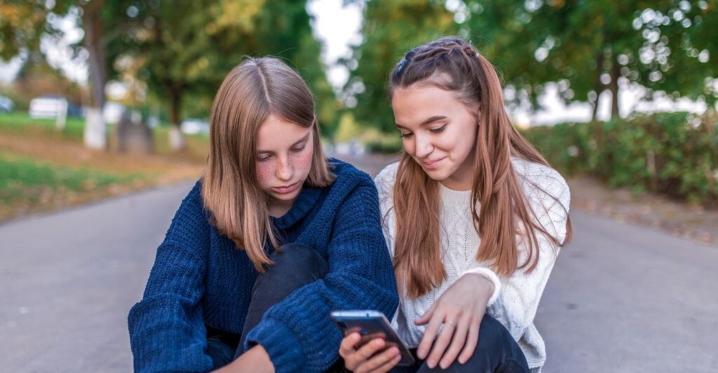 ragazze  guardano lo smartphone