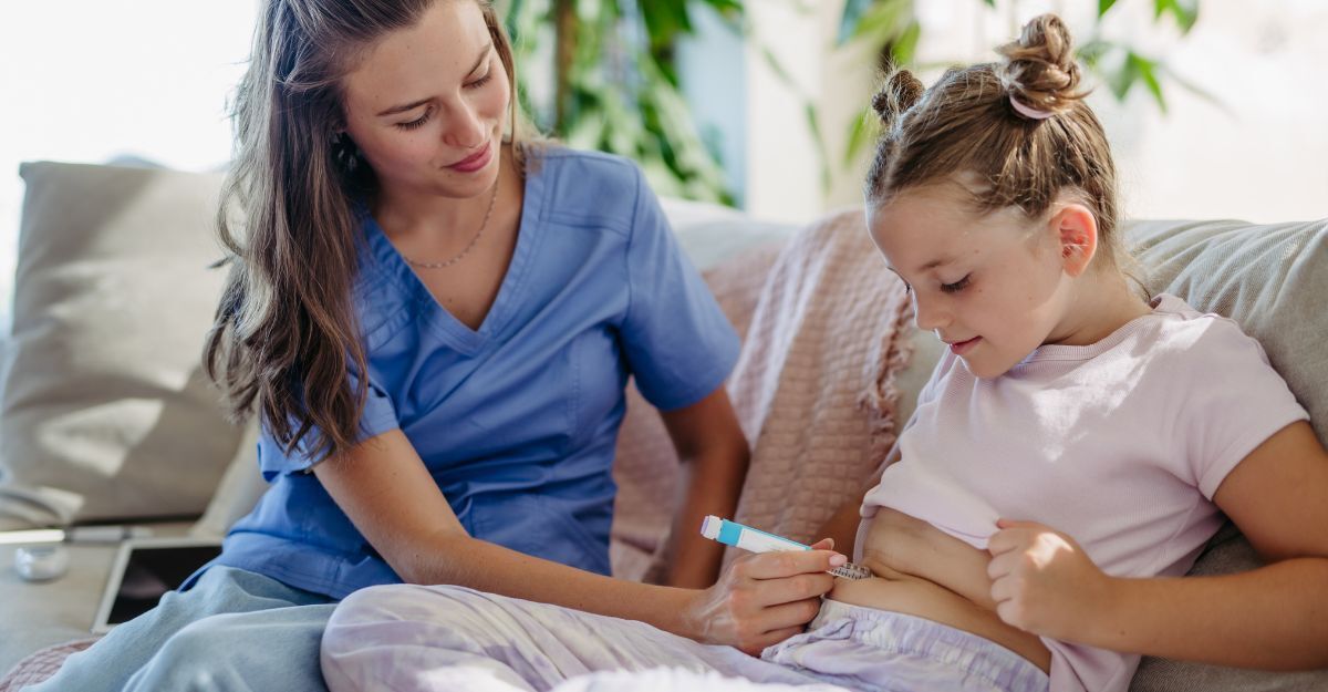 Una madre fa la puntura dell'insulina alla figlia