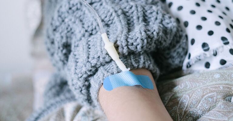 flebo applicata al braccio di un paziente