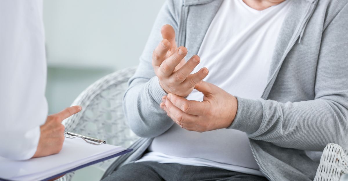Un paziente anziano parla con un medico