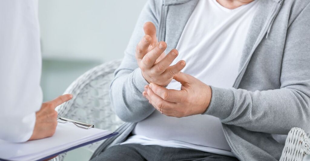 Un paziente anziano parla con un medico