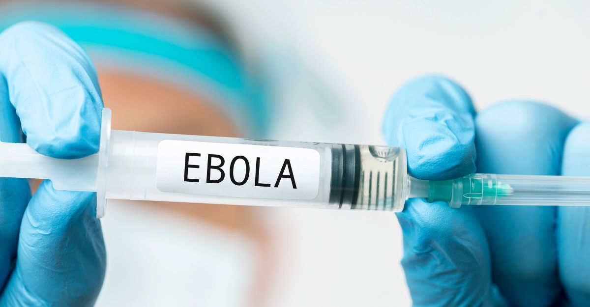 siringa con un'etichetta applicata con la scritta Ebola