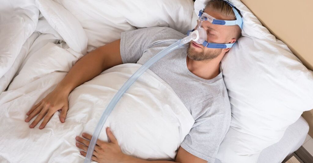 Un uomo che dorma con maschera CPAP