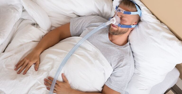 Un uomo che dorma con maschera CPAP