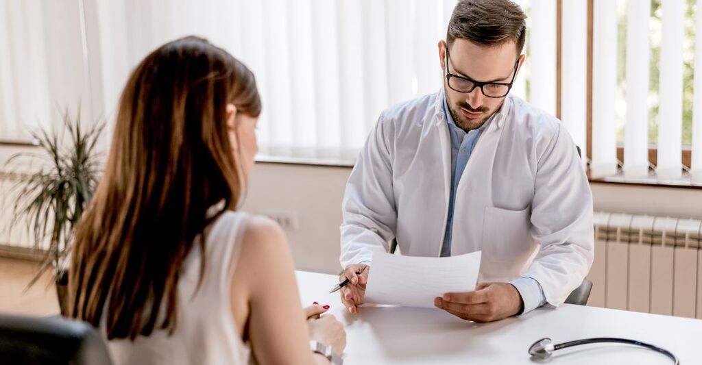 medico legge gli esami del sangue di una paziente