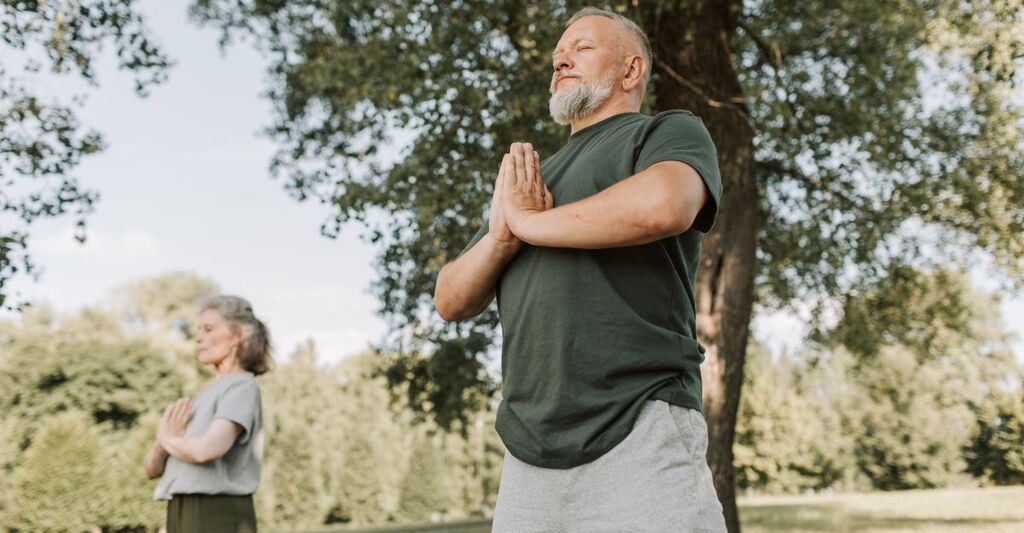 persone fanno meditazione