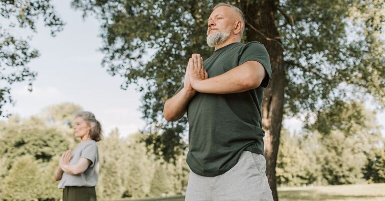persone fanno meditazione