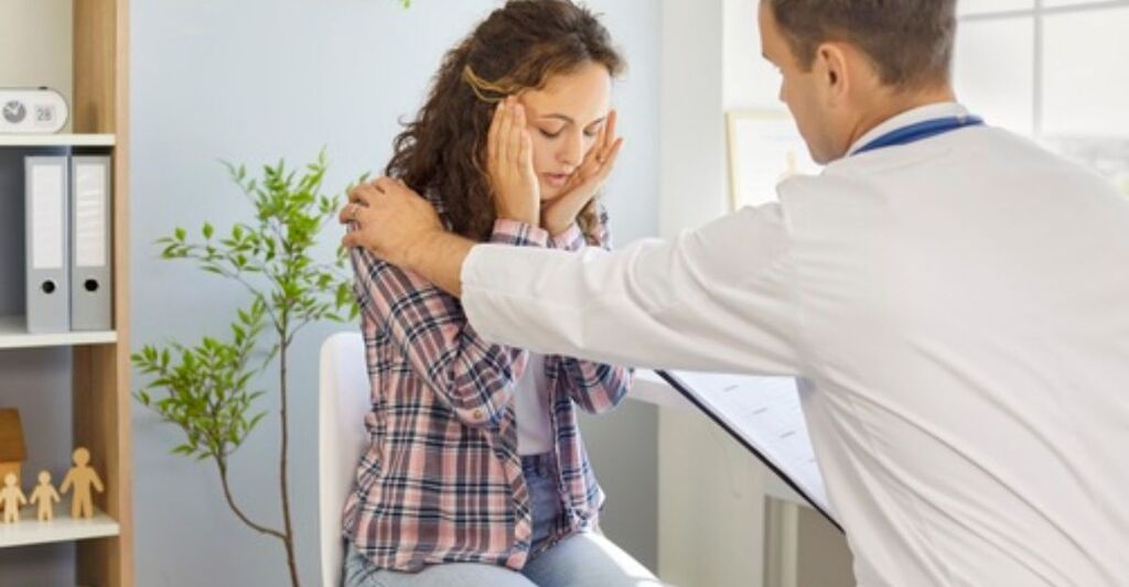 Un medico offre conforto ad una ragazza con emicrania