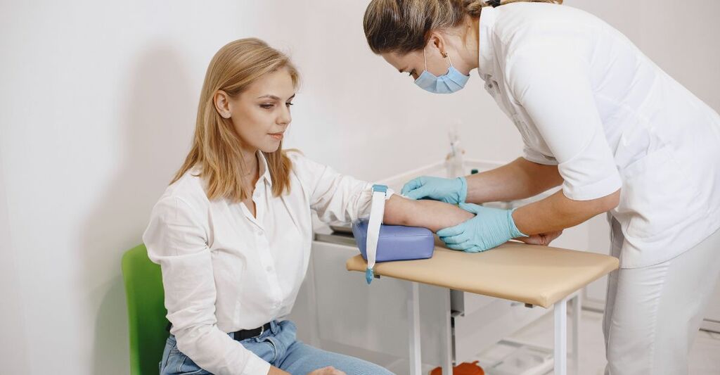 donna esegue esami del sangue