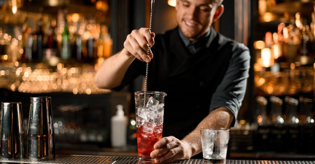 Un barista che fa un cocktail