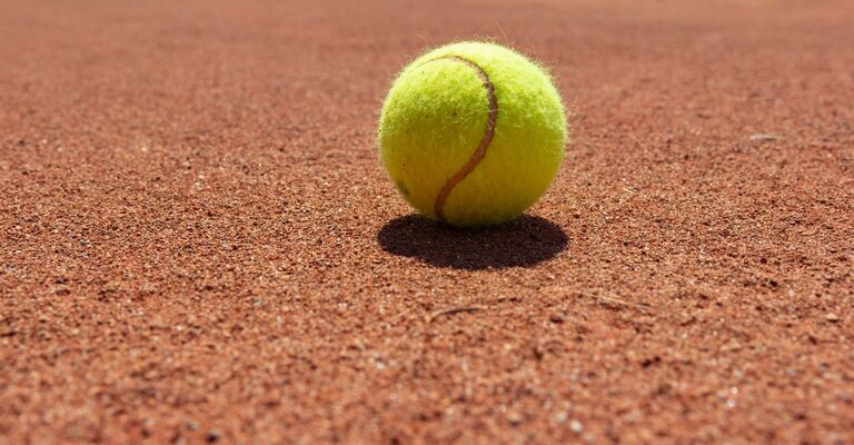 Una pallina di tennis sotto il sole