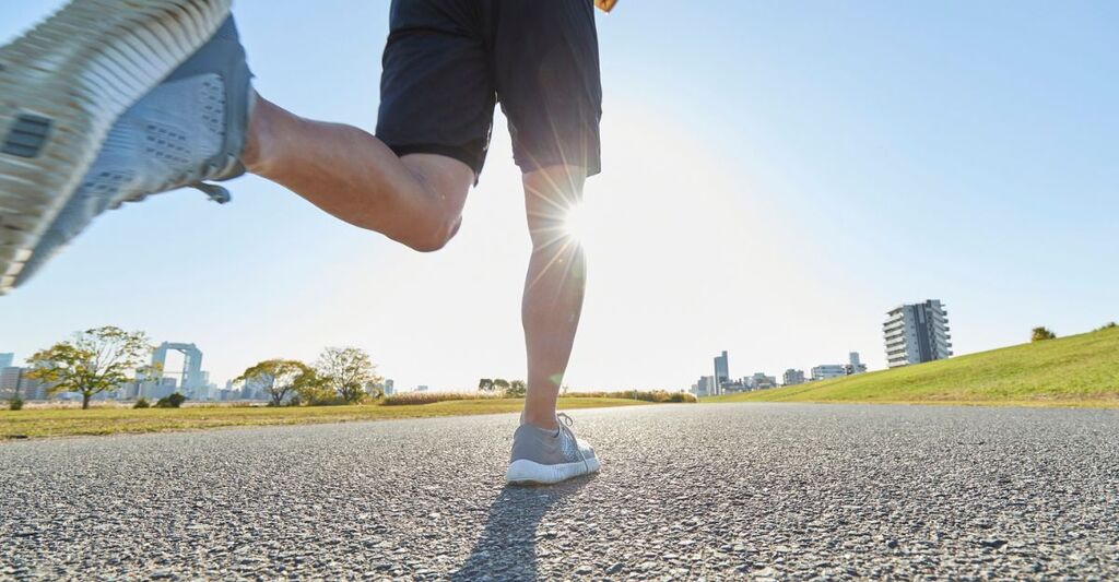 Un ragazzo che corre sotto al sole