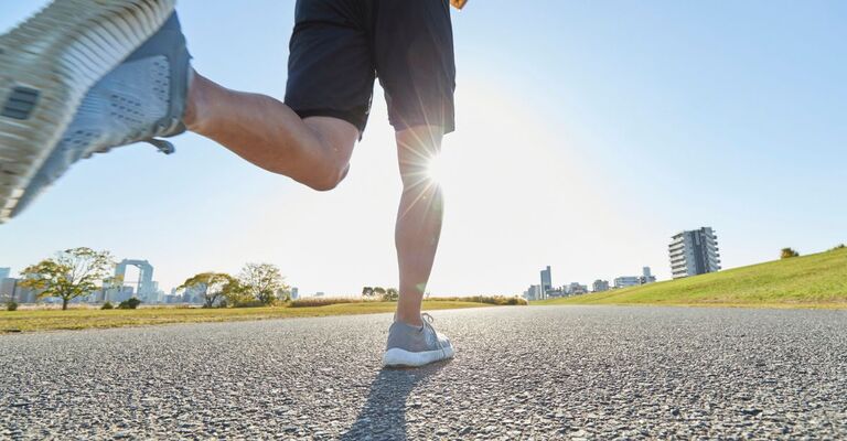 Un ragazzo che corre sotto al sole