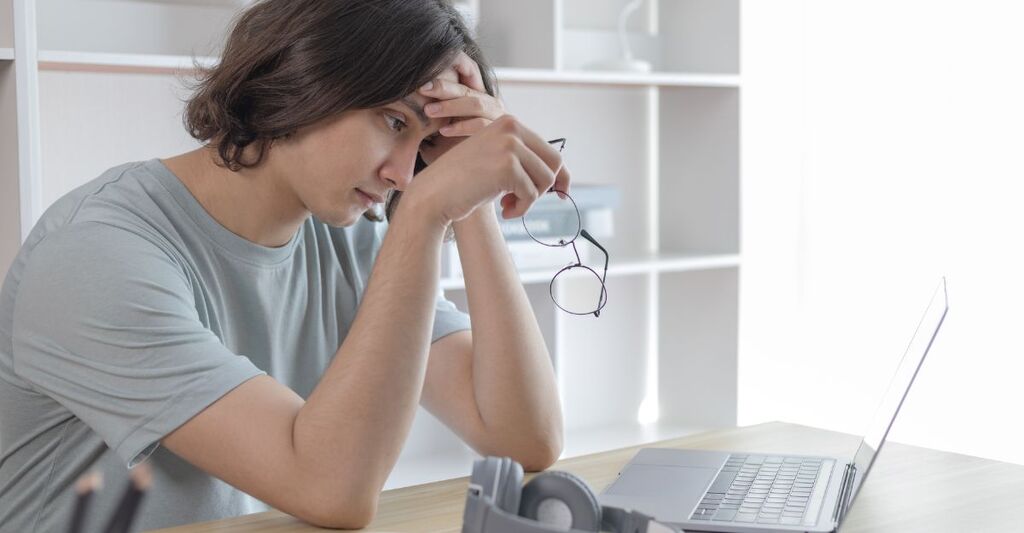 Un ragazzo triste a computer